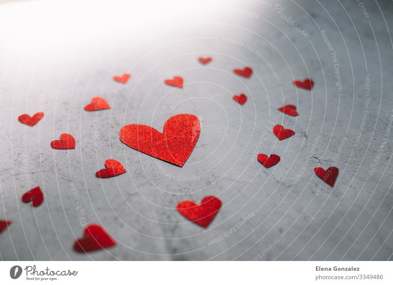 Roter Glitzerherz-Karton auf Zement Dekoration & Verzierung Feste & Feiern Valentinstag Urelemente Papier Herz Liebe Fröhlichkeit Leidenschaft Romantik Idee