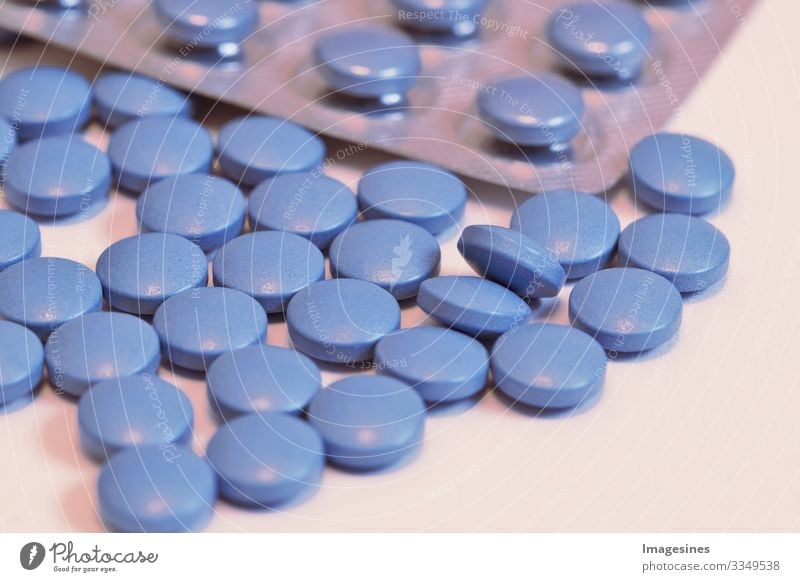 Blaue Pillen, Blaue Medizinpillen und Blisterpackung. blaue Tabletten der Medizin, geringe Schärfentiefe. Medizin Konzept der Medikamente für Magen, Erektion, Schlaf, Verdauung, Medikamente