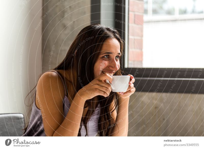 Junge Frau macht eine Kaffeepause Tee Arbeit & Erwerbstätigkeit Beruf Arbeitsplatz Büro Erwachsene Jugendliche Lächeln sitzen Mädchen natürliche Beleuchtung