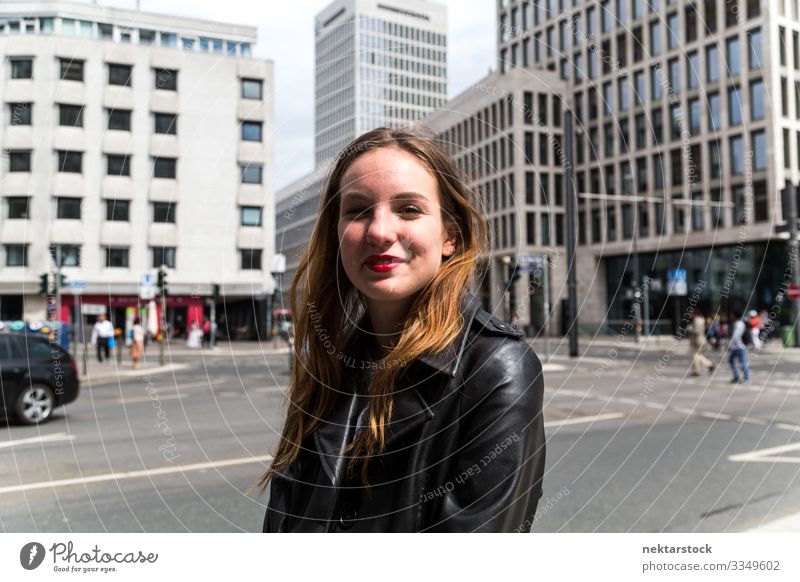 Porträt einer jungen Frau im Ledermantel mit städtischem Hintergrund Lifestyle Glück schön Gesicht Schminke Lippenstift Erwachsene Jugendliche Gebäude Straße