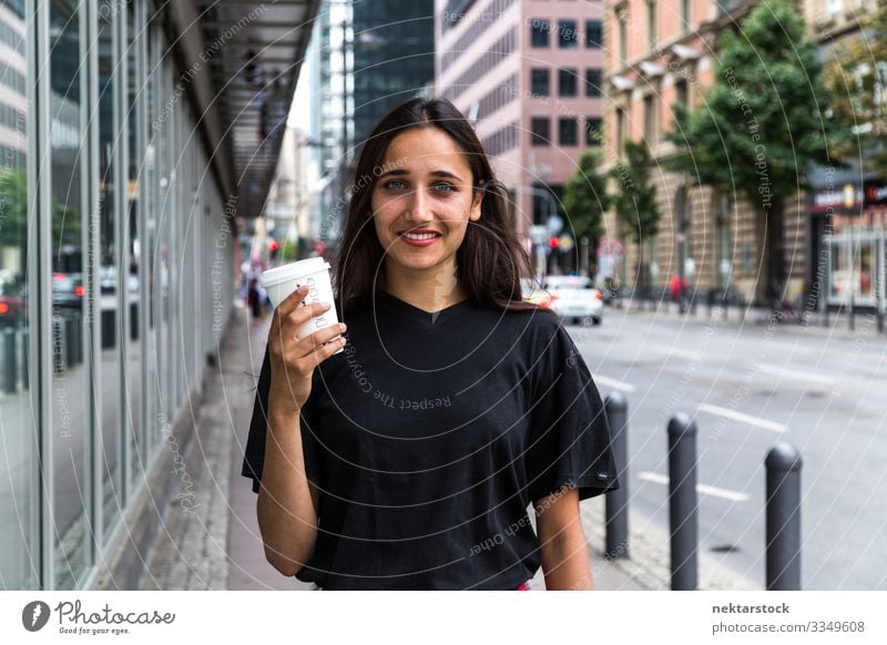 Junge Frau steht auf dem Bürgersteig und hält Papier Kaffeebecher Lifestyle schön Erwachsene Jugendliche Straße Fröhlichkeit Gefühle Lebensfreude urban