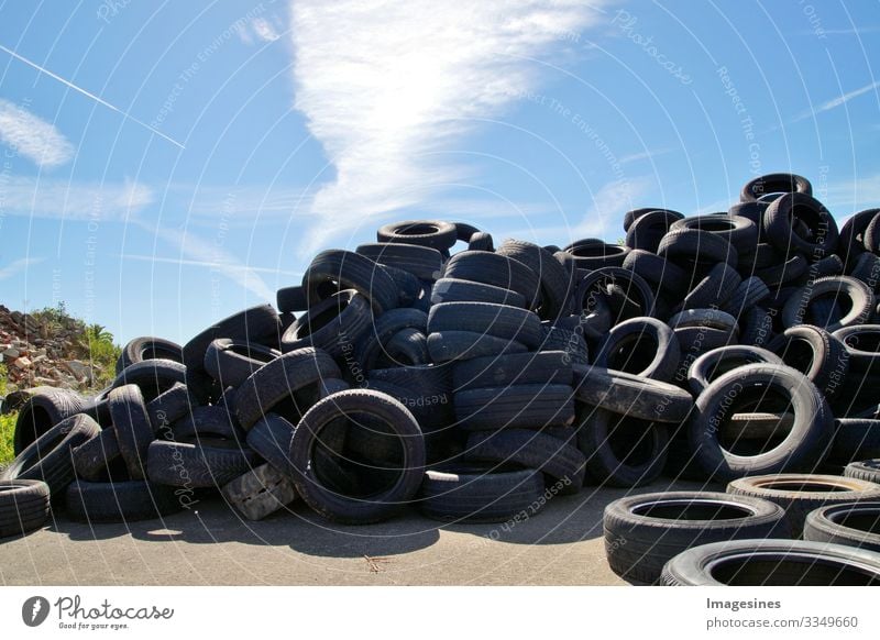 Müllkippe ein Haufen Reifen, gebrauchte alte Reifen, viele PKW- und LKW Reifen auf einer Mülldeponie. Ökologischer Hintergrund. Schrottplatz Deponie Hintergrund