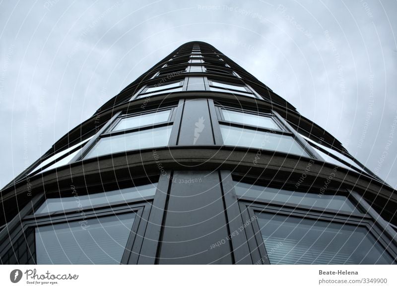 Zentralperspektive 2 Haus Hausfront Architektur Fassade Fenster Gebäude Außenaufnahme Hochhaus Reflexion & Spiegelung Himmel Glasfassade