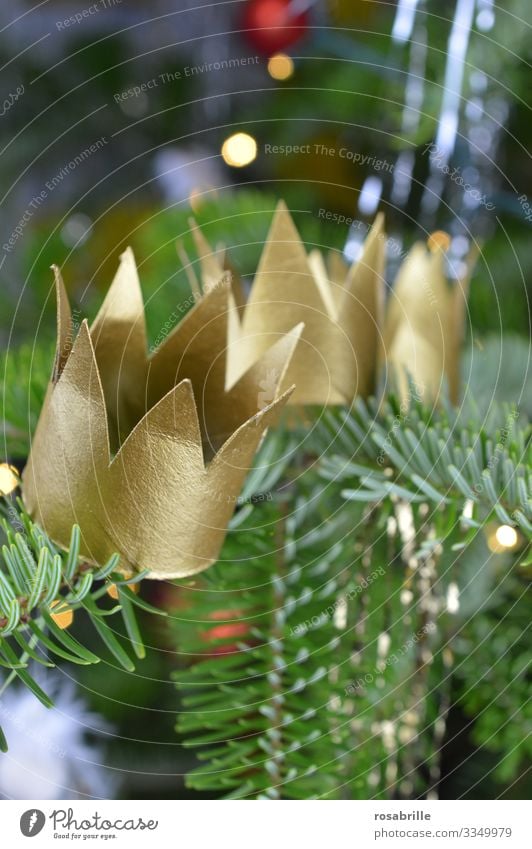 drei Kronen für die heiligen drei Könige auf dem Weihnachtsbaum | Dreiklang Weihnachten Heilige Drei Könige golden christian Christentum Glaube Religion