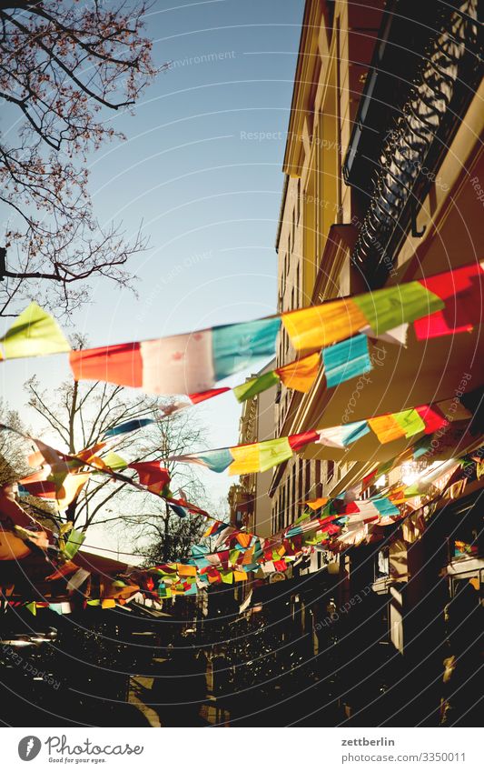 Gebetsfahnen Berlin dalai lama Fahne Gegenlicht Menschenleer Religion & Glaube Schöneberg Sonne Stadt Textfreiraum Tibet wehen Wind mehrfarbig