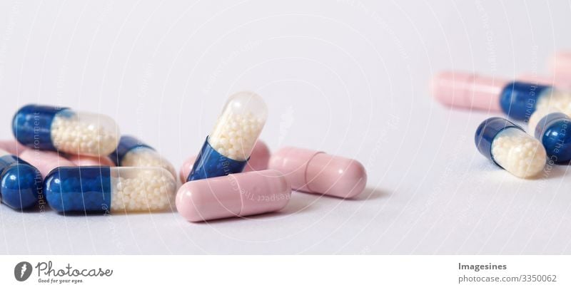 Medikament Kapseln. Konzept der Medizin Gesundheitswesen Arzneimittel "panorama kapseln pillen haufen mix therapie drogen arzt grippe antibiotikum apotheke