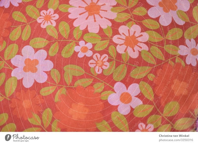 Stoff  / Dekostoff /Baumwollstoff mit Blüten in orange, pink und grün. 70er Jahre Baumwolle Zeichen Blumenmuster authentisch Freundlichkeit Fröhlichkeit trendy