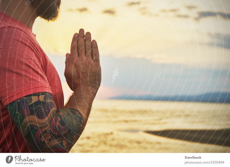 Mann übt Yoga in verschiedenen Posen (Asana) am Meer Lifestyle schön Körper Wellness stimmig Erholung Meditation Sommer Strand Sport Mensch Frau Erwachsene