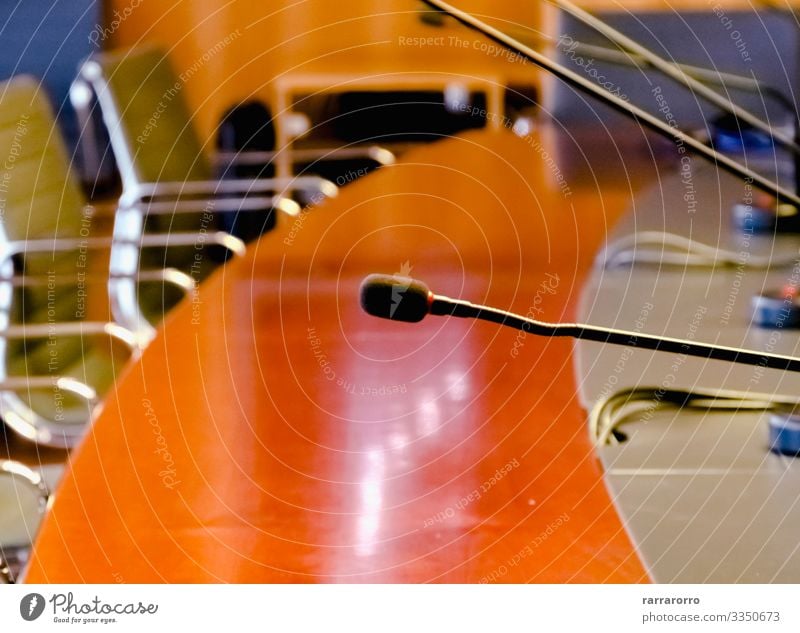 ein Tischmikrofon in einem Sitzungssaal Möbel Stuhl Erwachsenenbildung Arbeit & Erwerbstätigkeit Büro Business Unternehmen sprechen Menschengruppe Holz hell