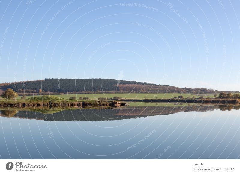 Spiegellandschaft Landschaft Natur See Seeufer ruhig Reflexion & Spiegelung Idylle Wald Bäume Ufer Büsche Herbst Herbstfärbung Ruhe friedlich Himmel