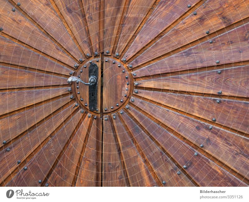 Türöffener Holztür Scheune Holztor Eingangstür Holzuntergrund braun strahlenförmig Niete genietet Holzmaserung Holzbrett Holzstruktur Hintergrundbild Balken