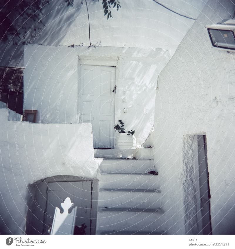 analoges Bild eines typisch griechischen Dorfes Griechenland Folegandros Insel Kykladen Meer Mittelmeer Ägäis Außenaufnahme analoge fotografie Dia Holga