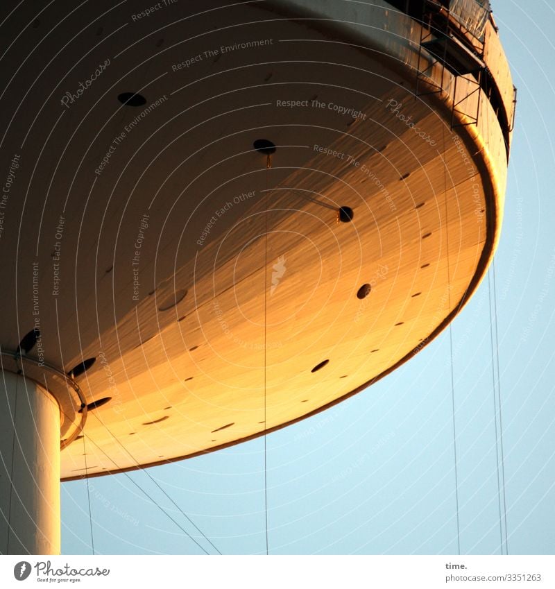 Security | Seilschaft fernsehturm hamburg seile beton abendlicht sonnenlicht himmel hoch hängen funktion sicherung baustelle irritation rätsel sicherheit schutz