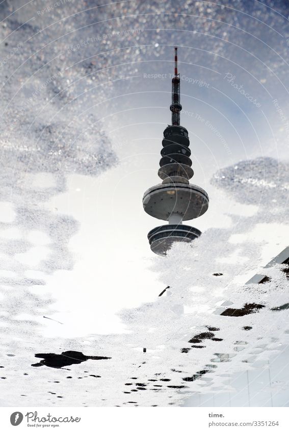 hoch im Tief fernsehturm himmel kommunikation gebäude architektur fassade spiegelung asphalt pfütze grau silbrig hamburg versteckt nass Oberfläche regenwasser