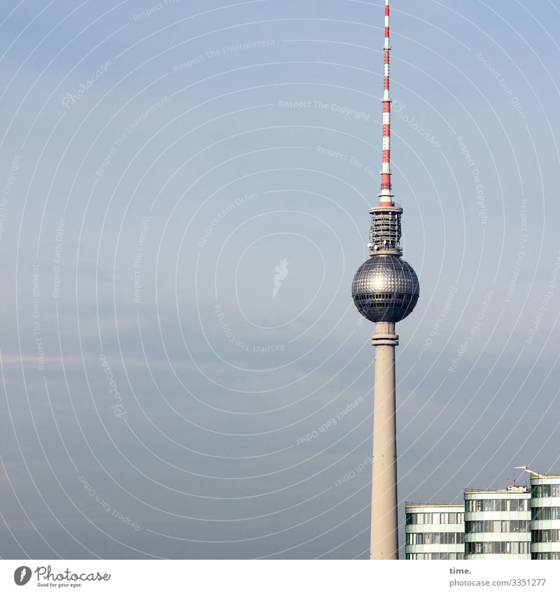 Anwohnerversammlung berliner Fernsehturm fernsehturm hoch himmel Telespargel wolken kommunikation gebäude architektur Hauptstadt fassade spiegelung kugel