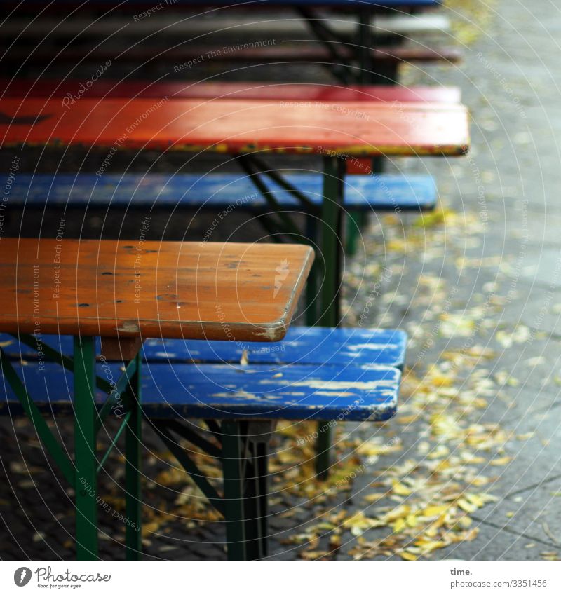 existential exit | corona thoughts gastronomie sitzbank tisch straßencafé draußen leer bürgersteig fußweg herbstlaub biergarnitur bunt düster einsam
