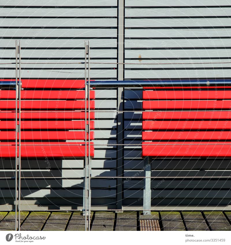 waiting for things to happen urban jalousie stadt skurril fassade perpektive grau quer parallel waagerecht inspiration oberfläche absatzkante sonnig schattig