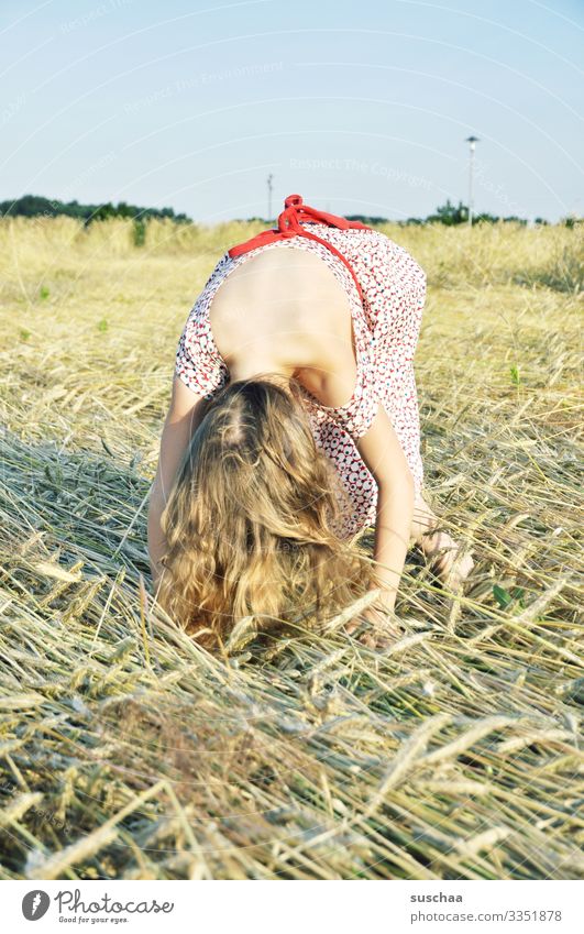 vielleicht wird's ein handstand (?) Kind Mädchen Getreidefeld Kornfeld Weizen Gerste Stroh Sommer Außenaufnahme verbeugen gebeugt Blick nach unten
