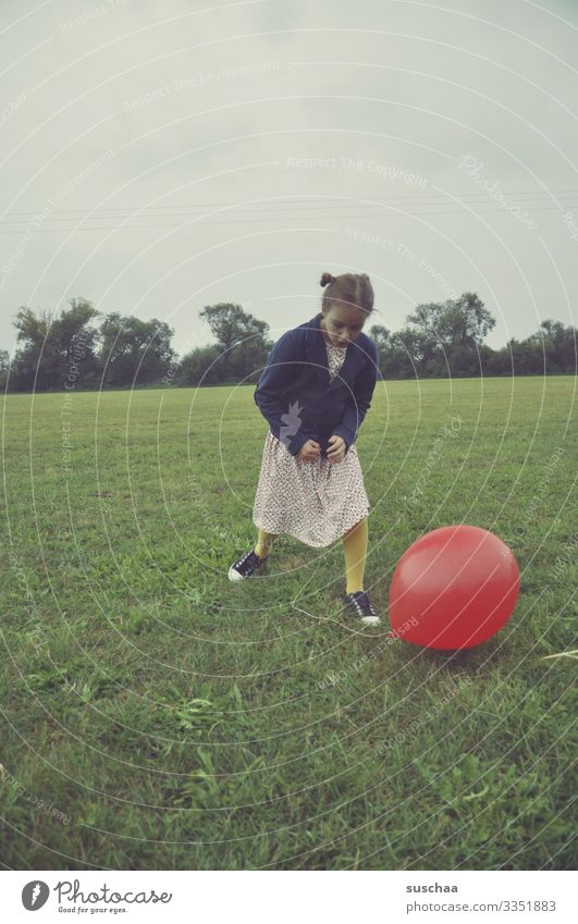 Mädchen Spielt Mit Einem Roten Luftballon Ein Lizenzfreies Stock Foto Von Photocase 0856