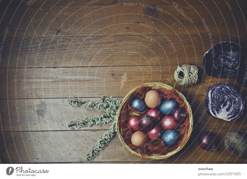 ostern Ostern Osterei Osterkörbchen rustikal gefärbte Eier gekochte Eier Tradition Holzfußboden Farbstoff natürlich Rotkraut Zwiebelschale Rote Beete mehrfarbig