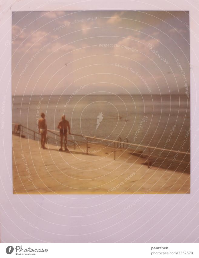 Polaroid zeigt: Zwei ältere Männer in Badehosen am Strand blicken aufs Meer sportlich Fitness Übergewicht Ferien & Urlaub & Reisen Tourismus Sommer Sommerurlaub
