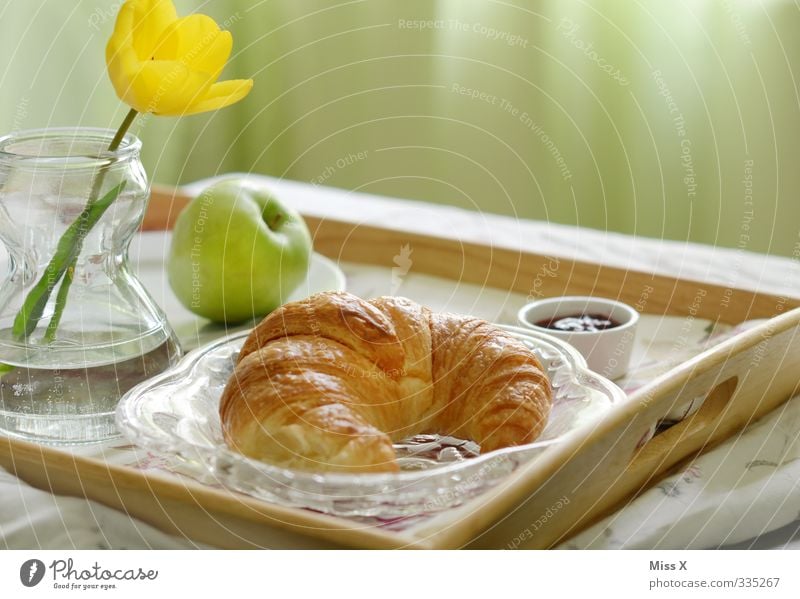 Frühstück* Lebensmittel Apfel Teigwaren Backwaren Croissant Marmelade Ernährung Kaffeetrinken Geschirr Bett Feste & Feiern Muttertag Blume Tulpe lecker süß