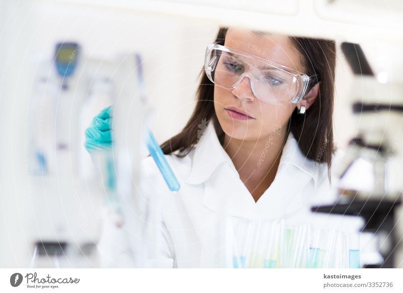 Wissenschaftler, die in einem wissenschaftlichen Labor forschen. Junge weibliche junge PhD-Student Wissenschaftler forschen in der Biowissenschaft Forschungslabor.