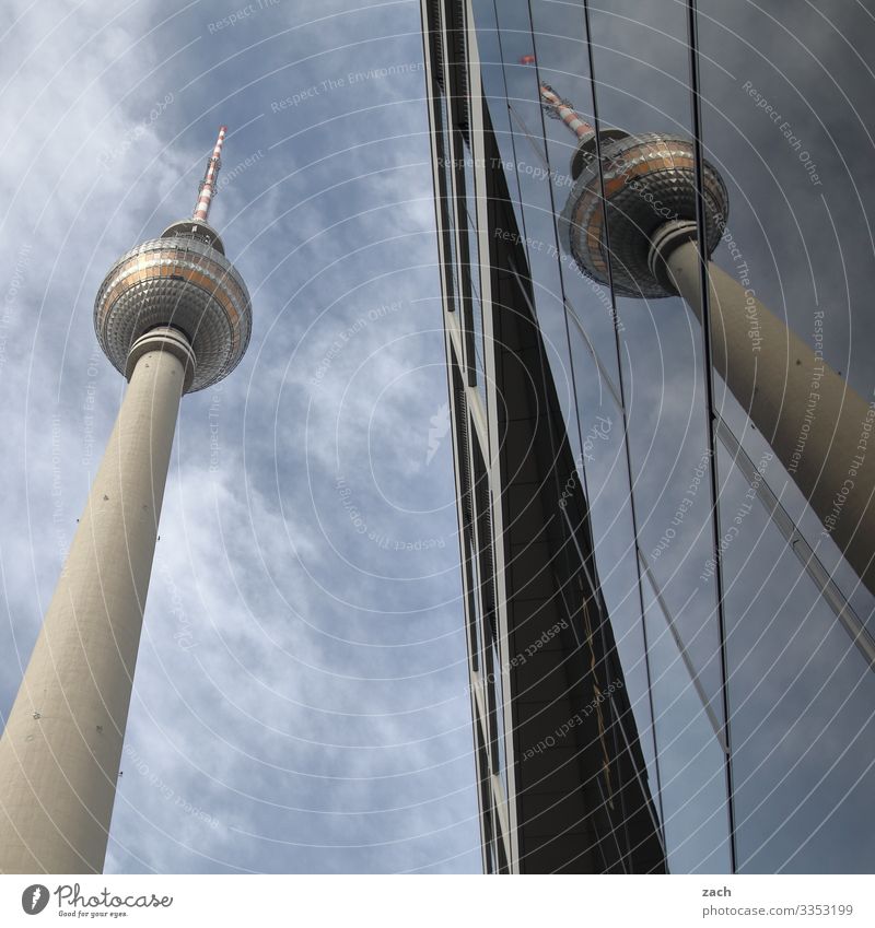 Fernsehturm Berlin mit Spiegelung am Alexanderplatz Stadt Turm Stadtzentrum Hauptstadt Fassade Sehenswürdigkeit Wahrzeichen Berliner Fernsehturm groß hoch
