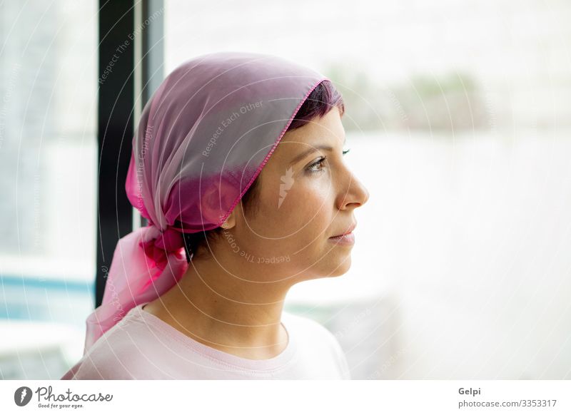 Frau mit rosa Schal auf dem Kopf. Krebs-Bewusstsein Glück Krankheit Erholung Krankenhaus Erwachsene Glatze Lächeln stark selbstbewußt Hoffnung Gesundheit Pflege