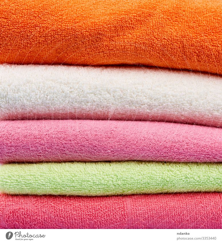 gefaltete Handtücher aus farbigem Baumwollfrottee Lifestyle Design Körper Erholung Spa Massage frisch modern neu Sauberkeit weich grün rosa weiß Farbe Textil