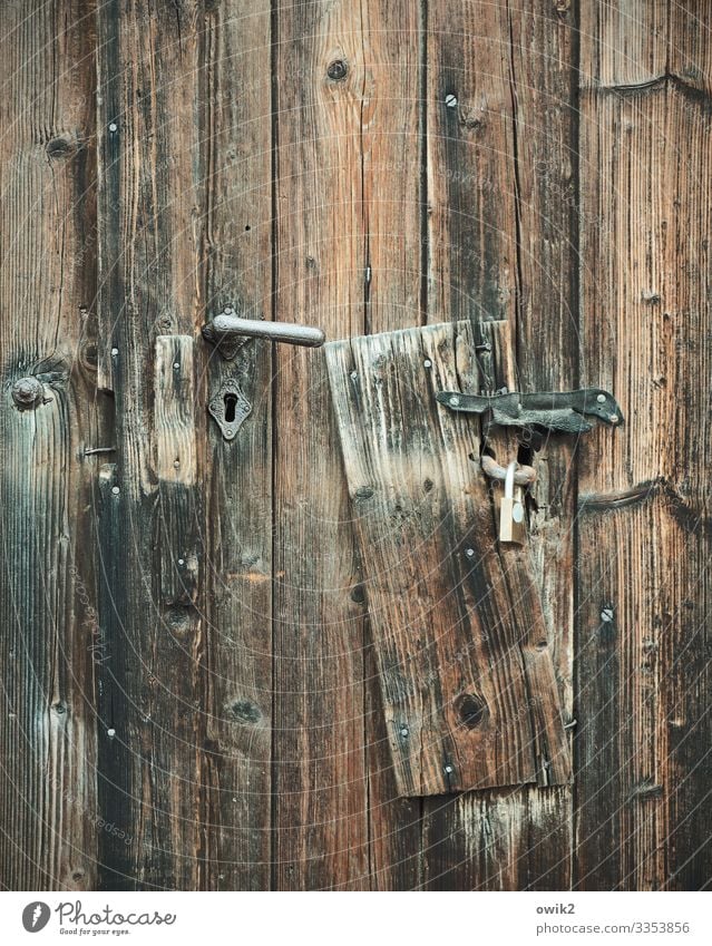 Brett zu Tür Griff Holzbrett Metall alt Schutz Sicherheit Vergangenheit Vorhängeschloss Schlüsselloch Holzstruktur Holzmaserung Farbfoto Gedeckte Farben