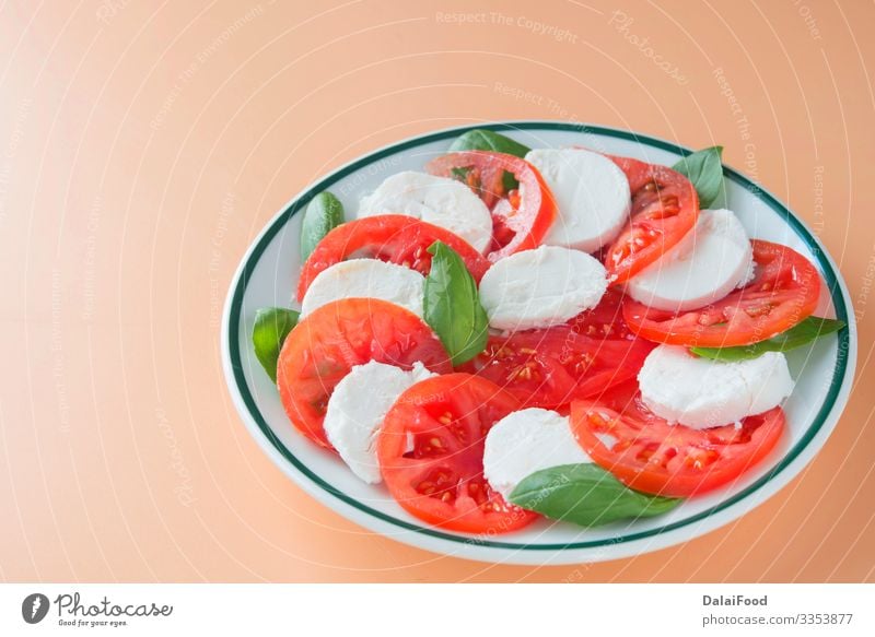 Caprese-Salat auf braunem Hintergrund Käse Gemüse Kräuter & Gewürze Ernährung Essen Diät Teller Tisch frisch rot weiß Tradition Basilikum brauner Hintergrund