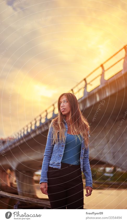 Porträt Einer Jungen Frau Vor Einer Stadtbrücke Ein Lizenzfreies Stock Foto Von Photocase 5827