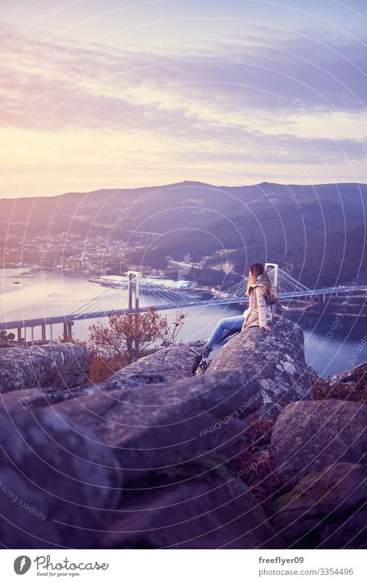 Junge Frau betrachtet Vigo von der besten Bank der Welt Kontemplation Galicia Spanien Tourismus wandern Höhe rande Brücke ria pontevedra reisen Abenteuer