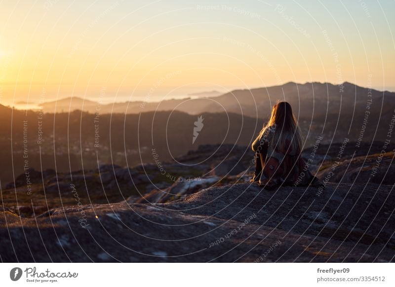 Junge Frau betrachtet den Sonnenuntergang vom Berg Galiñeiro in Vigo, Galizien, Spanien Alpen idyllisch Natur Fuß Berge Morgen romantisch Wiese Gelassenheit