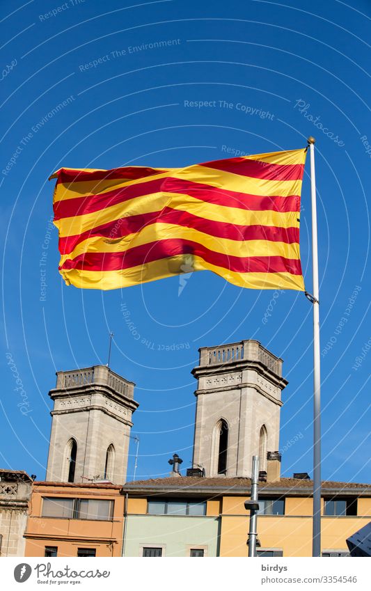 Katalonien Wolkenloser Himmel Schönes Wetter Wind Girona Spanien Stadt Haus Bauwerk Fahne authentisch positiv rebellisch blau gelb rot selbstbewußt Macht Mut