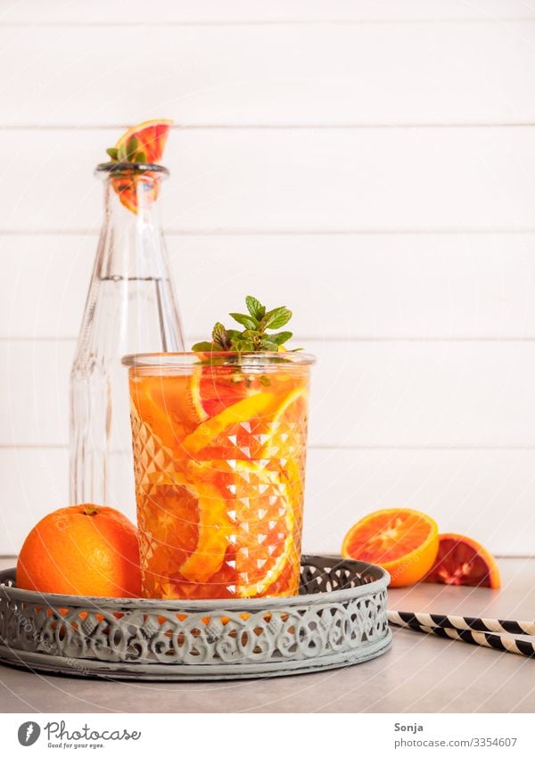 Orangenspalten in einem Glas mit Wasser Lebensmittel Minze Bioprodukte Diät Getränk Erfrischungsgetränk Trinkwasser Limonade Saft Longdrink Cocktail Flasche