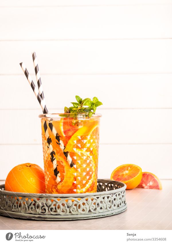 Sommergetränk mit frischen Orangen und Pfefferminze Kräuter & Gewürze Minze Bioprodukte Diät Getränk Erfrischungsgetränk Trinkwasser Limonade Saft Alkohol