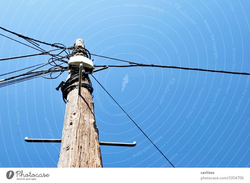 Schwer auf Draht ... Spanien Balearen Mallorca Mast Strommast Telefonmast Kabel Elektrizität Kabelfernsehen Telekommunikation Verbindung Knoten Himmel Holz blau