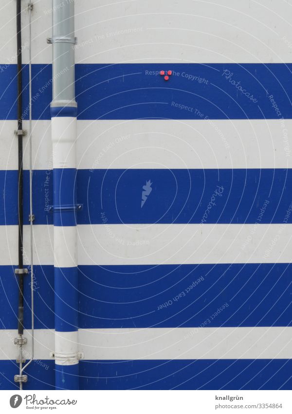 Angepasst Haus Mauer Wand Regenrohr Fallrohr Stadt blau rot weiß Streifen gestreift Leitung Punkt marineblau Farbfoto Außenaufnahme Menschenleer