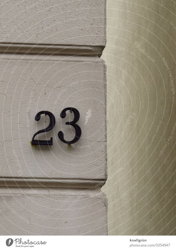 23 Stadt Haus Mauer Wand Hausnummer Zeichen Ziffern & Zahlen Kommunizieren grau schwarz weiß Primzahl Altbau Farbfoto Außenaufnahme Menschenleer