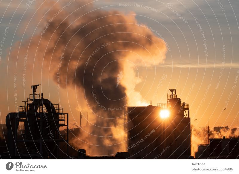 Sonnenaufgang mit Kraftwerk und Industrie Energiewirtschaft Chemieindustrie Kohlekraftwerk Wolken Sonnenuntergang Schönes Wetter Industrieanlage bedrohlich