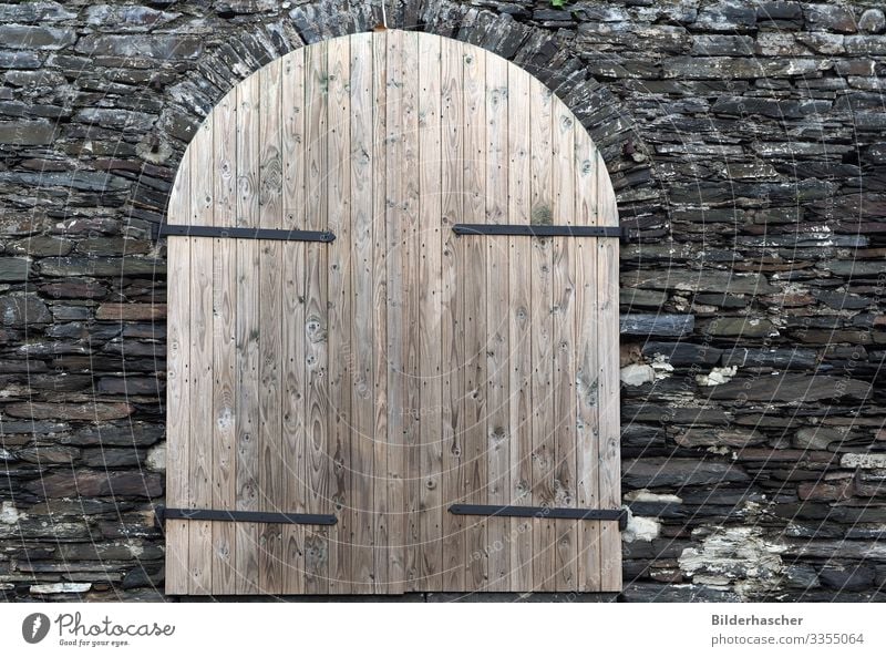 Einfache Holztür Tür verwittert Holzwand Scheune Lagerschuppen Weinkeller Keller Kellertür Eingangstür Holzuntergrund Holzbrett Holzmaserung Holztor rustikal