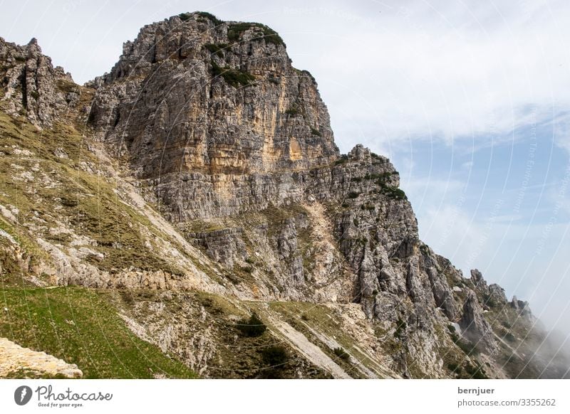 Pasubio Ferien & Urlaub & Reisen Tourismus Berge u. Gebirge wandern Klettern Bergsteigen Natur Landschaft Felsen Alpen Tunnel Wahrzeichen Straße Stein alt