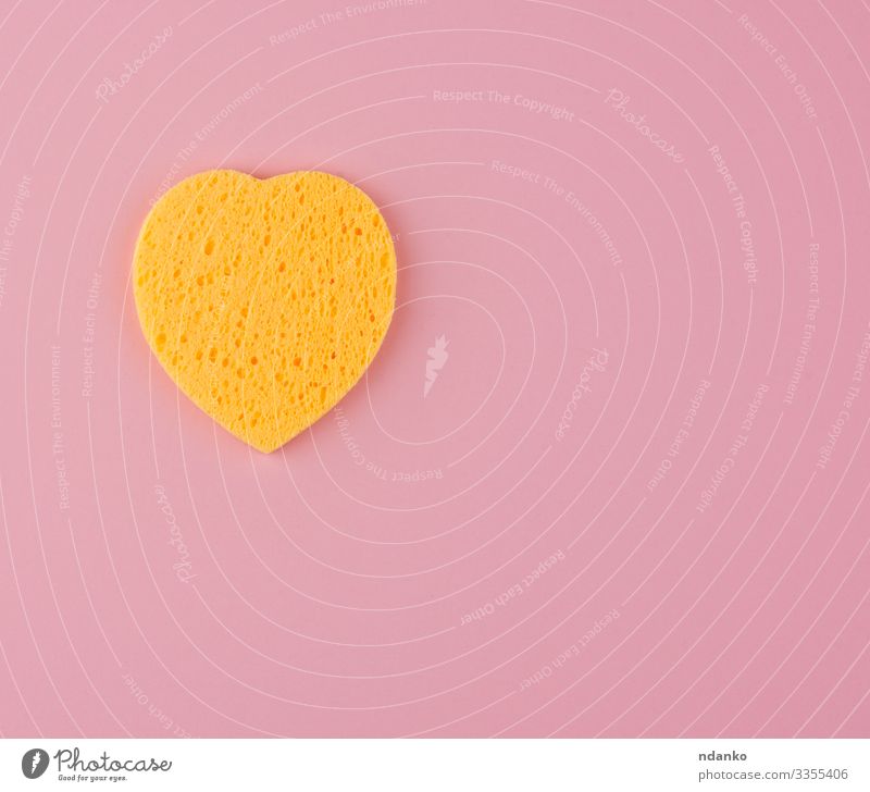 gelber herzförmiger Schwamm Gesicht Bad Werkzeug Accessoire Herz machen Reinigen Sauberkeit weich rosa Symbole & Metaphern saugfähig Hintergrund Pflege