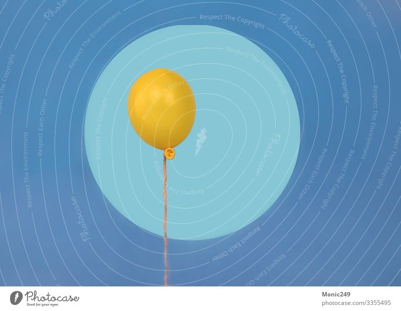 Gelber Wasserballon schwebt, auf blauem Hintergrund Ferien & Urlaub & Reisen Tourismus Ausflug Abenteuer Sommer Zirkus Natur Landschaft Himmel Blüte Park Felsen