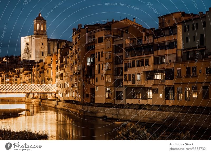 Fluss reflektiert das Licht der Stadt, das abends an den Gebäuden entlang fließt Kirche Architektur Reflexion & Spiegelung Abend Illumination reisen Tourismus