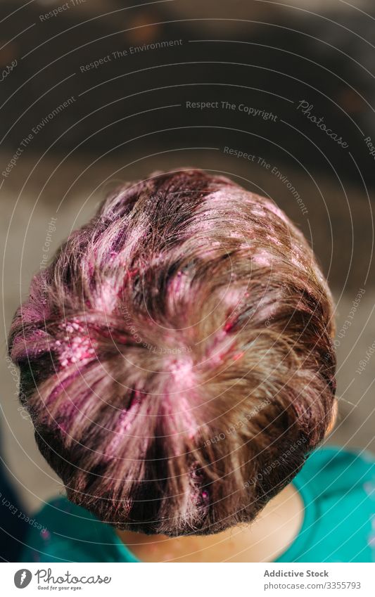 Anonymes Kind mit Farbe im Haar Stadtfest Kurze Haare rosa dreckig Sommer Spaß tagsüber sonnig Pigment Farbstoff unordentlich Veranstaltung festlich Feiertag