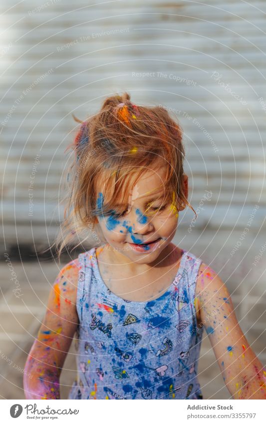 Schmutziges Mädchen auf der Straße mit Farbe bedeckt Stadtfest nehmen fokussiert dreckig wenig Sommer Wochenende Kind unordentlich Feiertag konzentriert