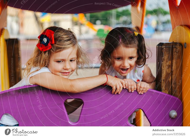 Lustige Mädchen spielen auf dem Spielplatz Freund Zusammensein Reling hinausschauen Wochenende Spaß ruhen Kind Freundschaft Kindheit sich[Akk] entspannen